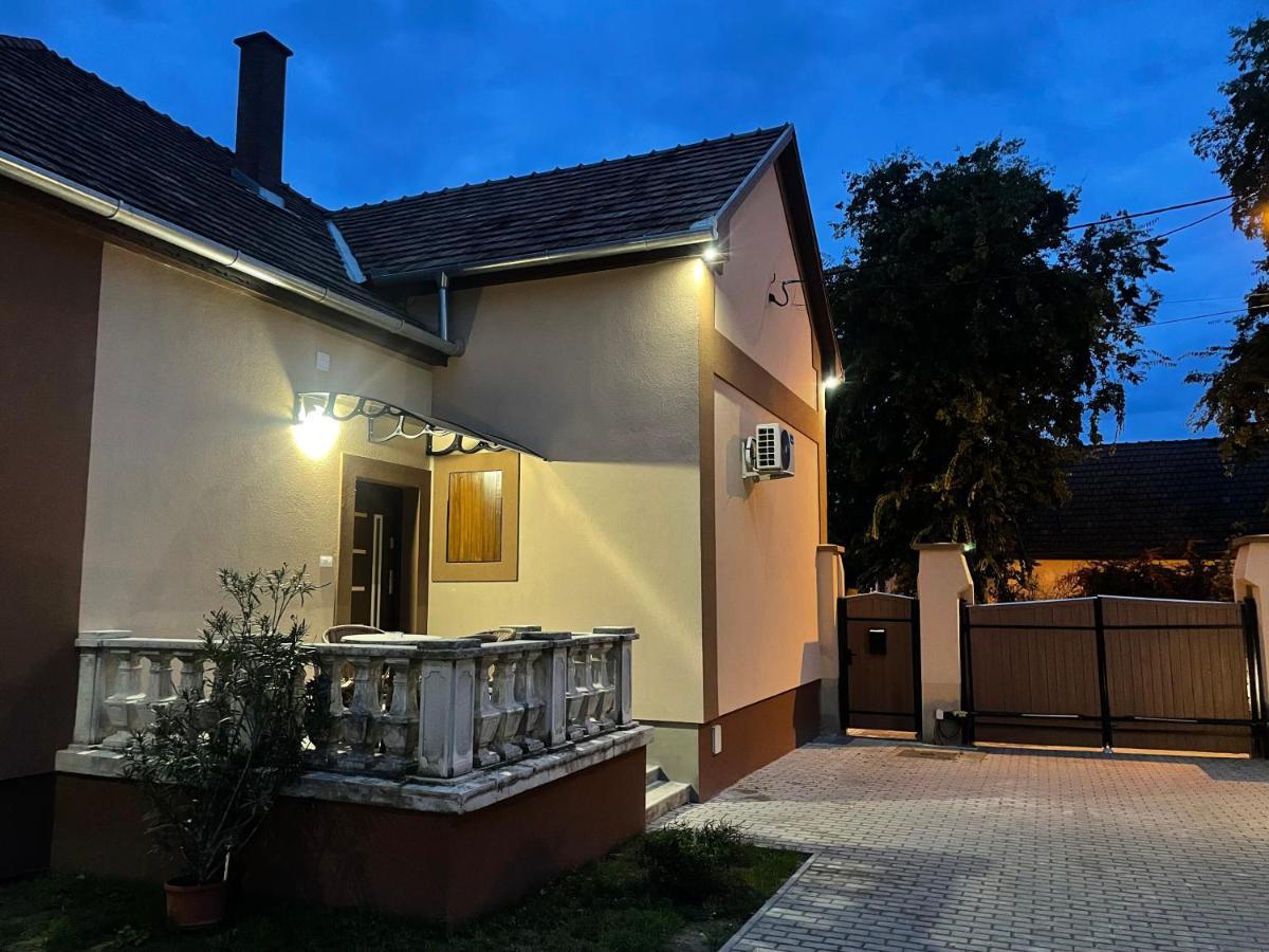Kovács Apartmanház Kiskunhalas Esterno foto