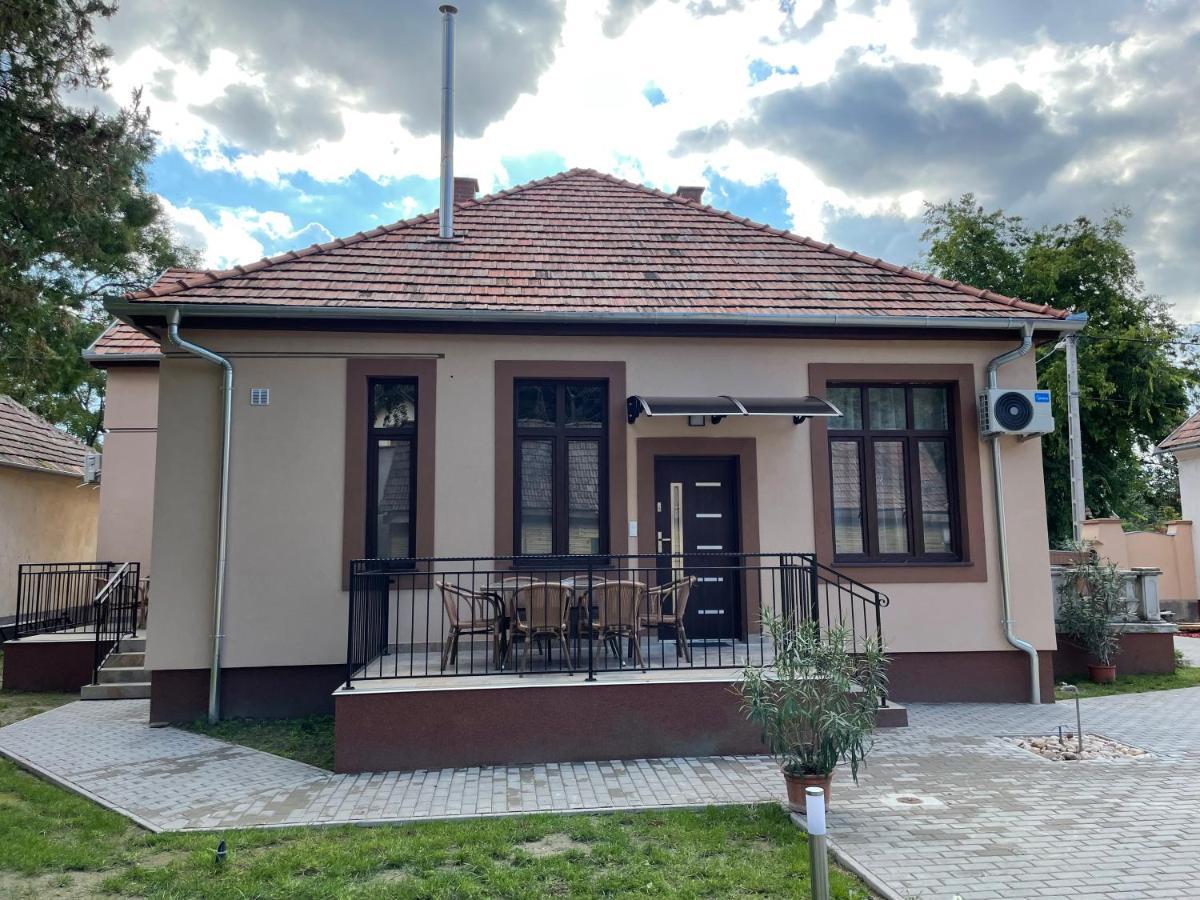 Kovács Apartmanház Kiskunhalas Esterno foto