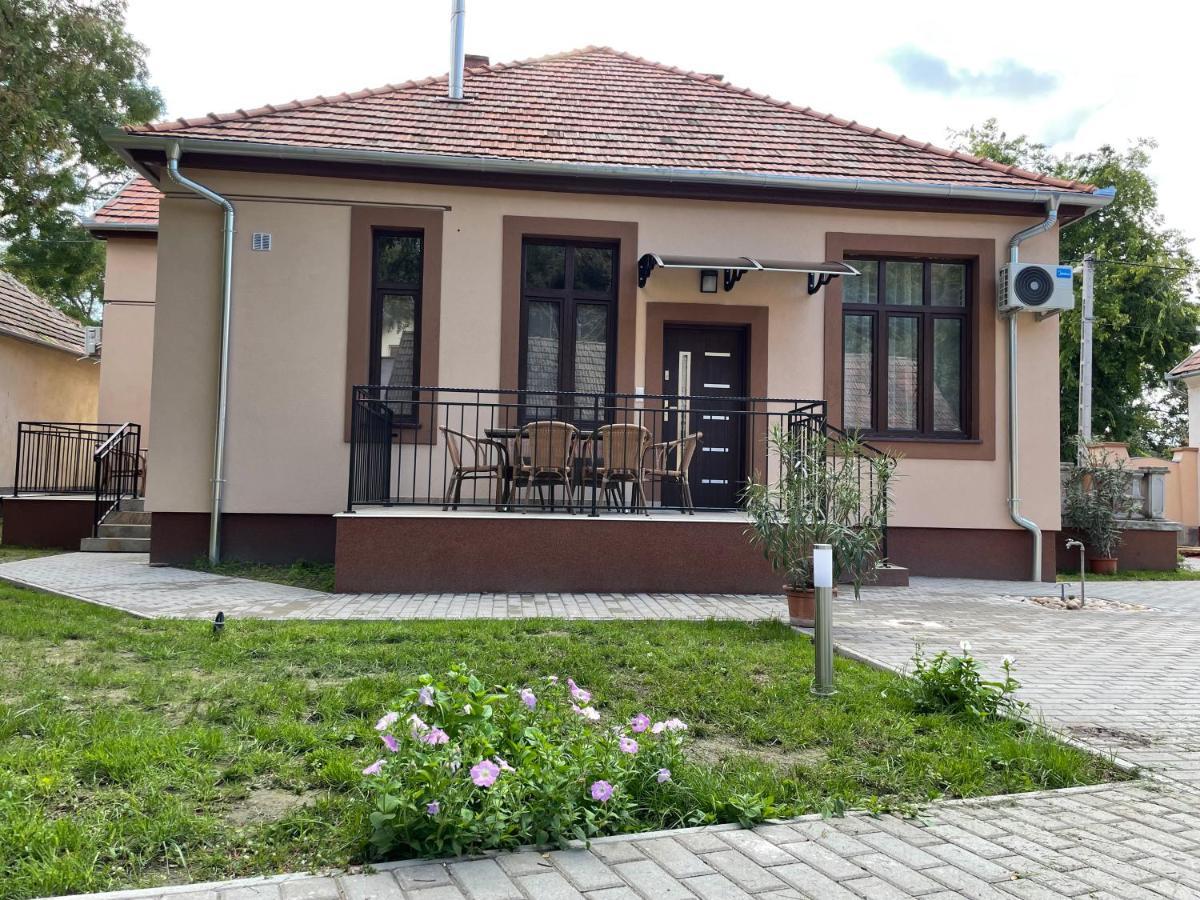 Kovács Apartmanház Kiskunhalas Esterno foto