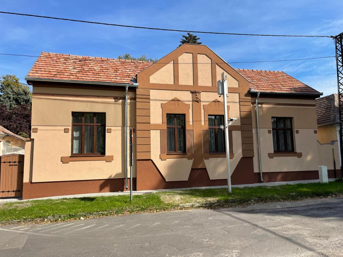 Kovács Apartmanház Kiskunhalas Esterno foto